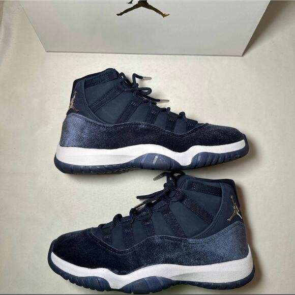 Size 7.5 - Wmns Air Jordan 11 Retro Midnight Navy Velvet Women's ShoesShips Now - Picture 2 of 12